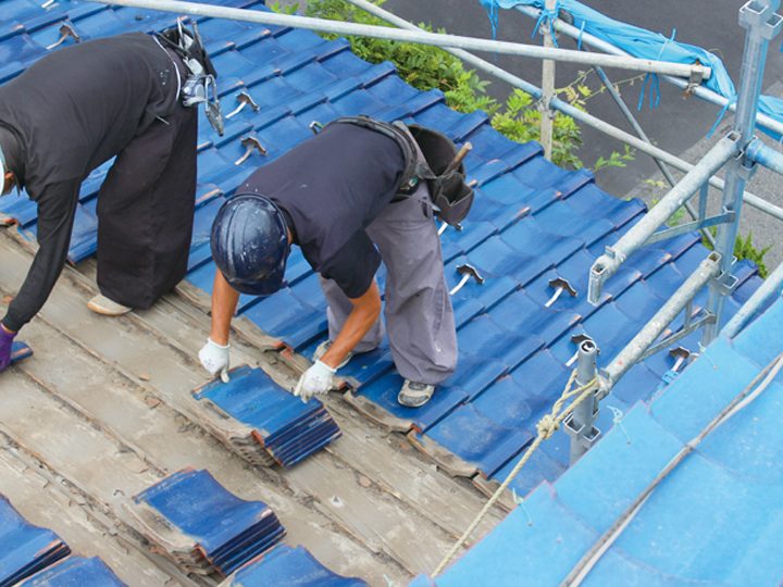 瓦屋根の工事の様子