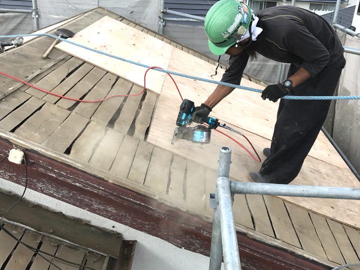 瓦屋根の葺き替え工事の様子