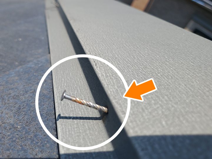 棟板金の釘抜け