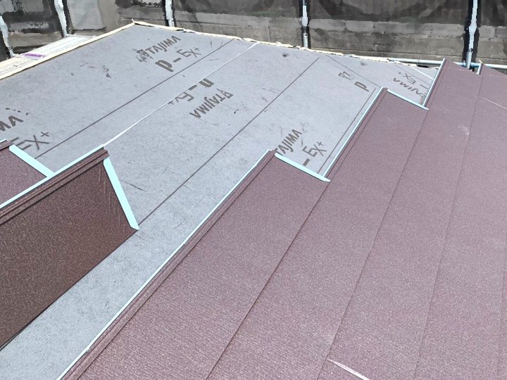 スーパーガルテクトを使った屋根葺き替え工事の様子