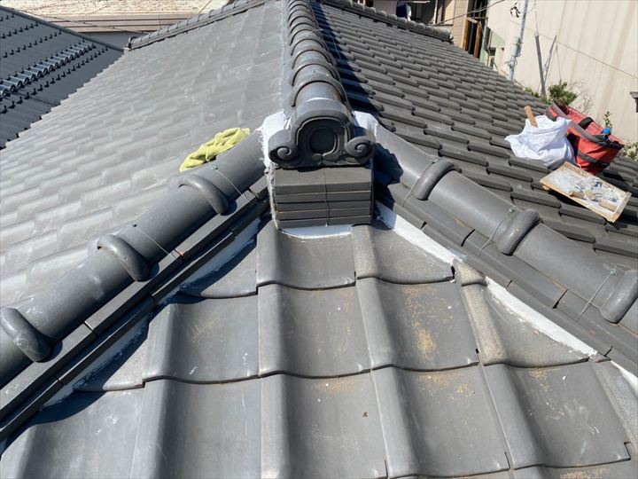 鬼瓦の漆喰処理の様子