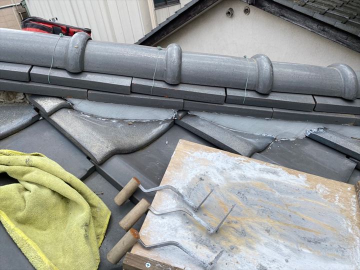 漆喰の詰め直し作業