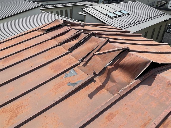 強風の影響で浮かび上がっている屋根