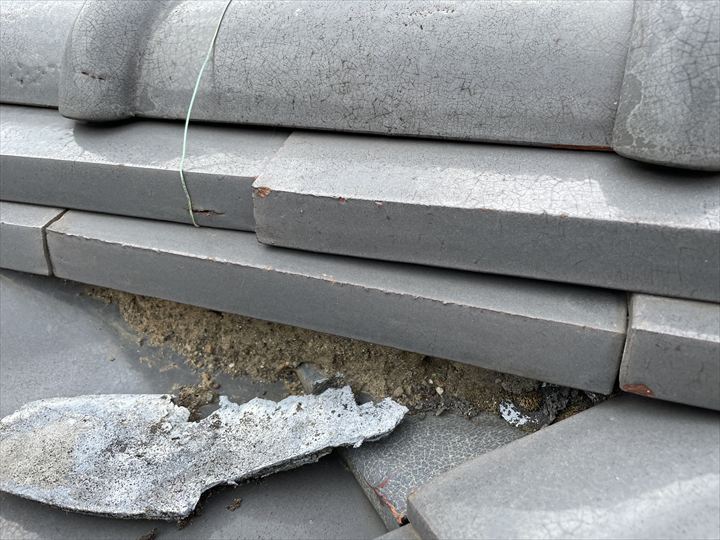 漆喰がはがれている様子