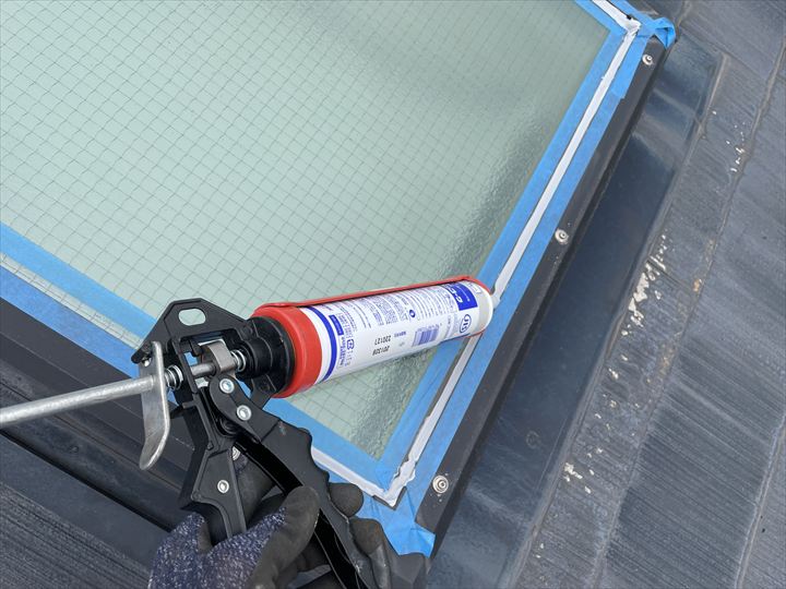 ガンでシーリング剤を塗る様子