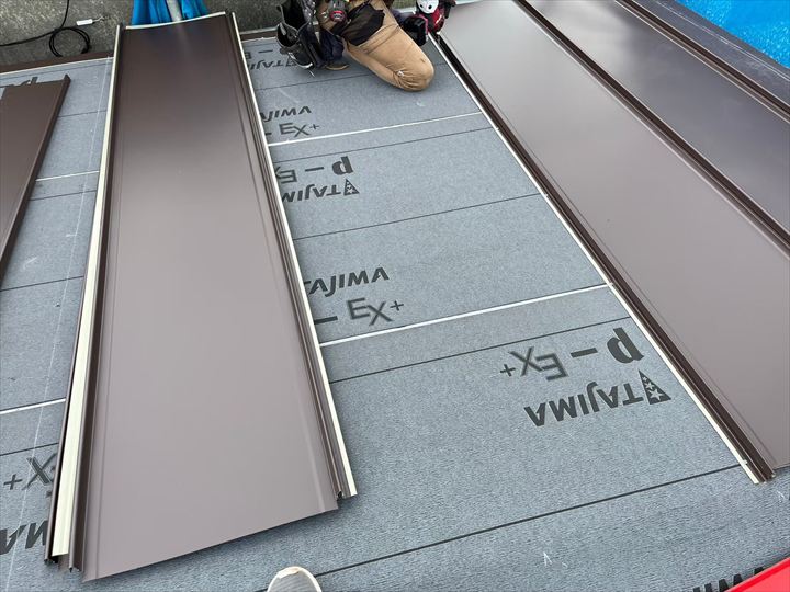 屋根の取り付けの様子