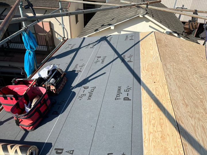 防水紙を張り付けている様子