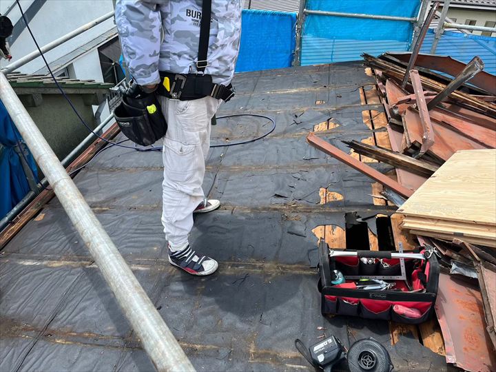 屋根材撤去の様子