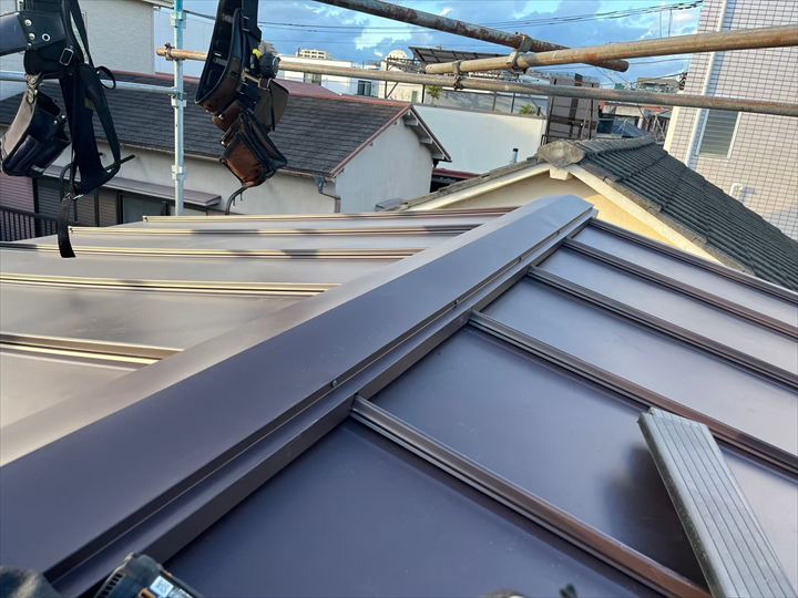 棟板金設置の様子