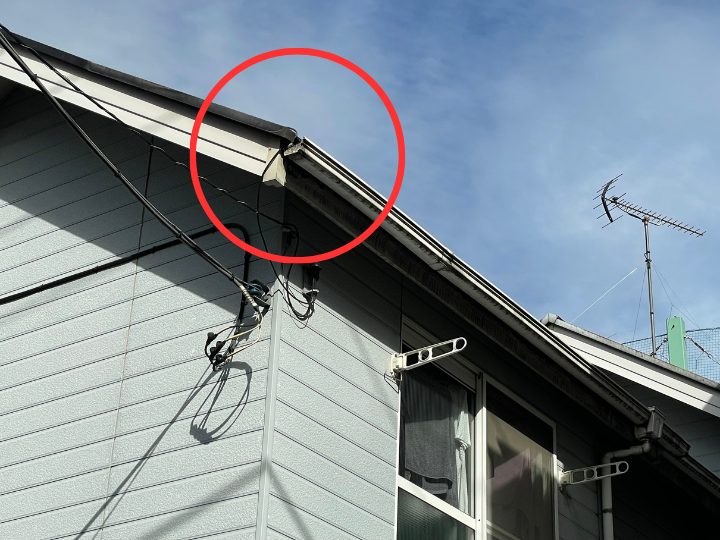 オーバーフローが発生している雨樋