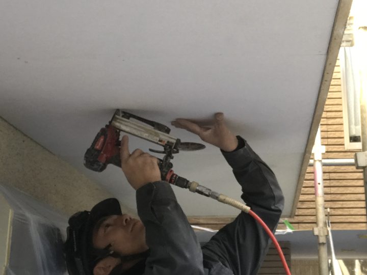 軒天工事の様子