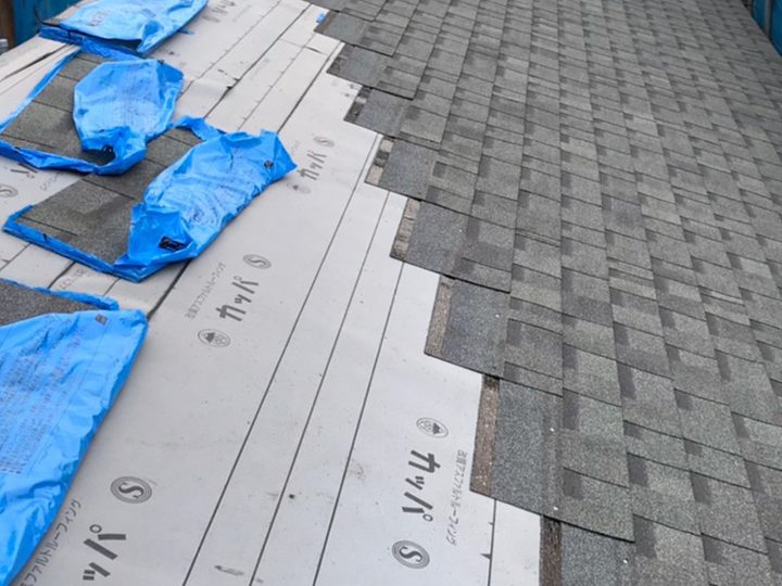 アスファルトシングルを使った屋根工事の様子