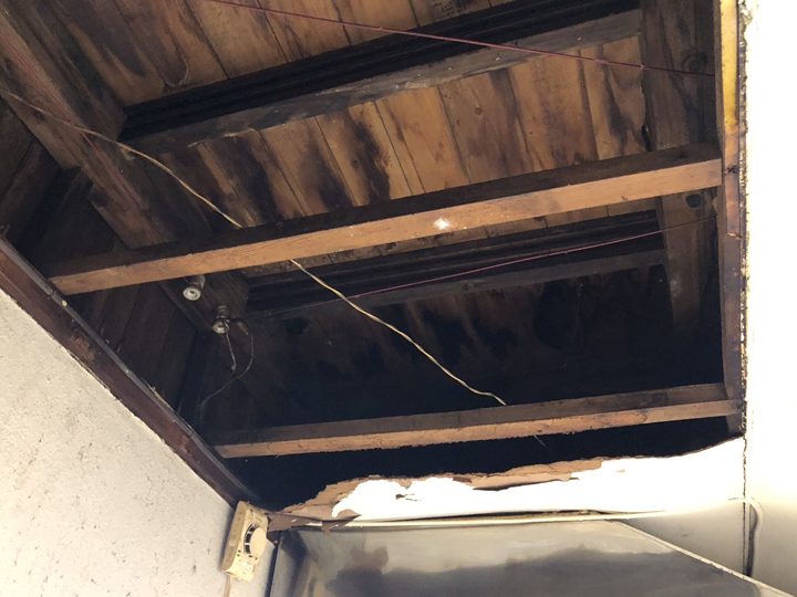 軒天が剥がれたまま放置するとお住まいに様々なリスクがあります
