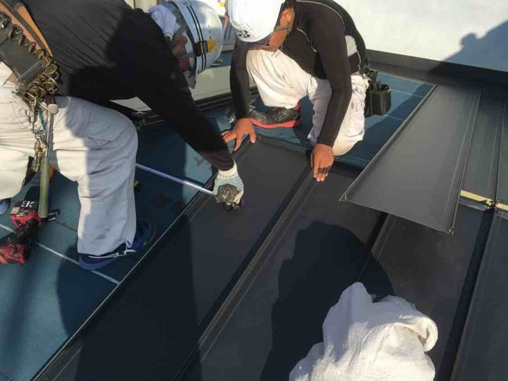 屋根葺き替え工事の様子