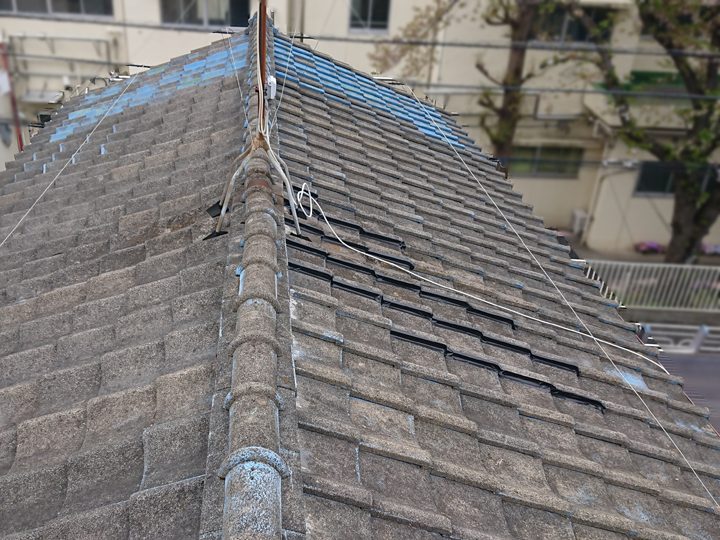 傷みが進んだセメント瓦の屋根