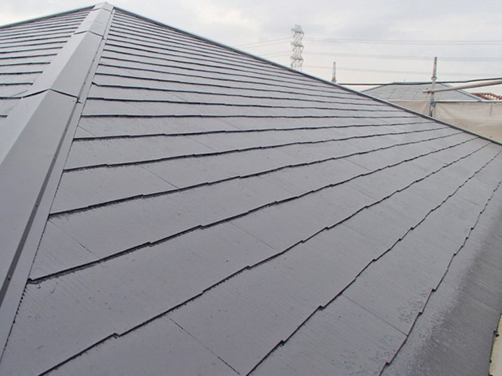 グレー系のカラーで塗装した屋根