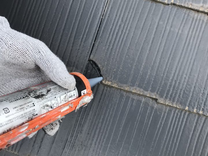 コーキングを使った屋根補修の様子