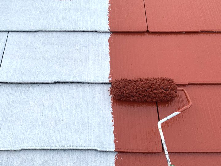 上塗り前に下塗りをしっかりすることによって、下地と塗料の、、密着性を高めることができます