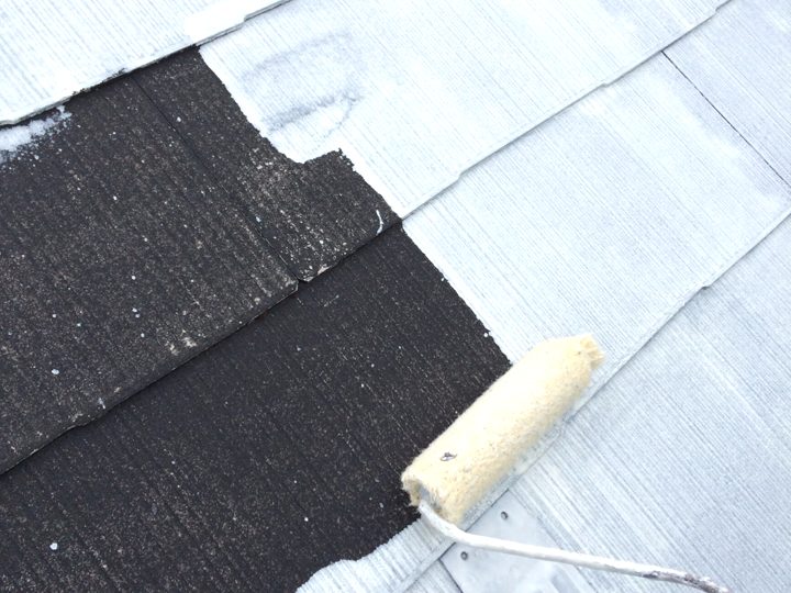 屋根の下塗りの様子