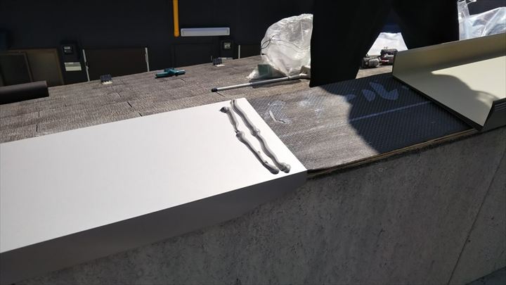 笠木板金取り付けの様子