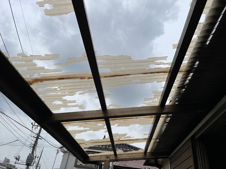 ベランダから見た破損の様子