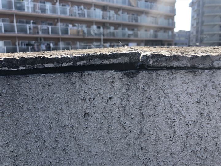 天板が浮いている様子