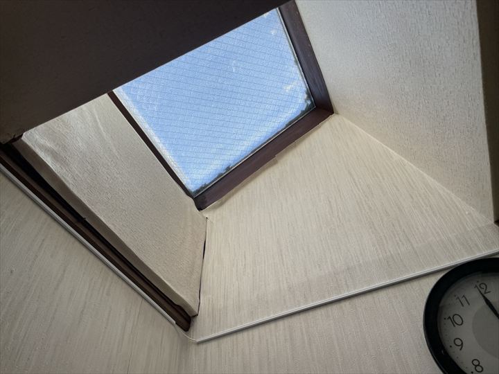 雨漏りによるしわやシミの様子