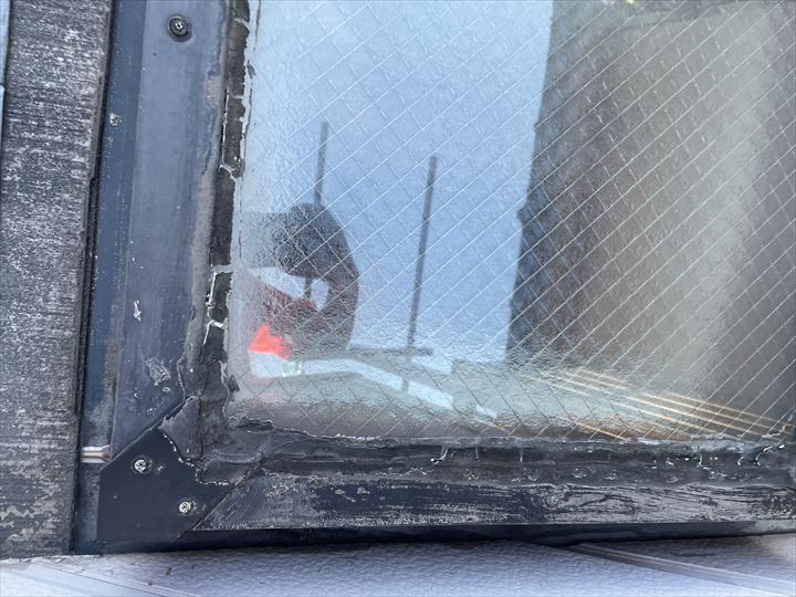 シーリングのひび割れ、はがれている様子