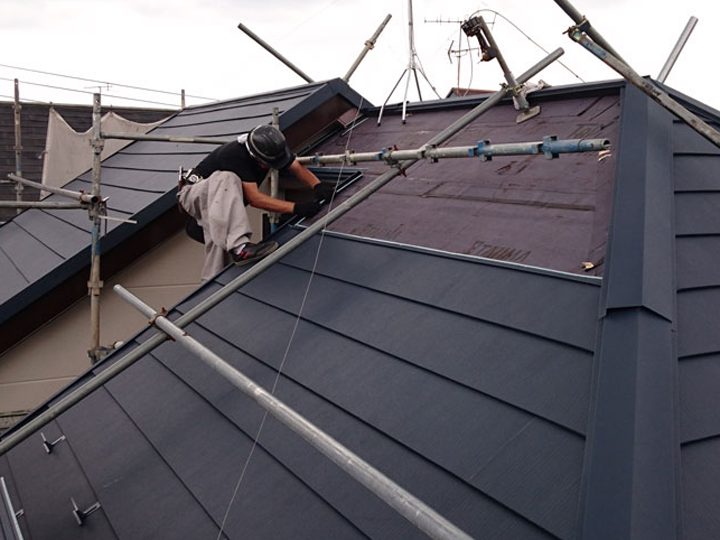 急勾配の屋根工事では「屋根足場」が必要になってきます