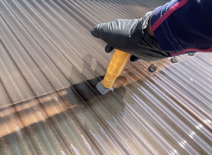 波板に穴をあけている様子