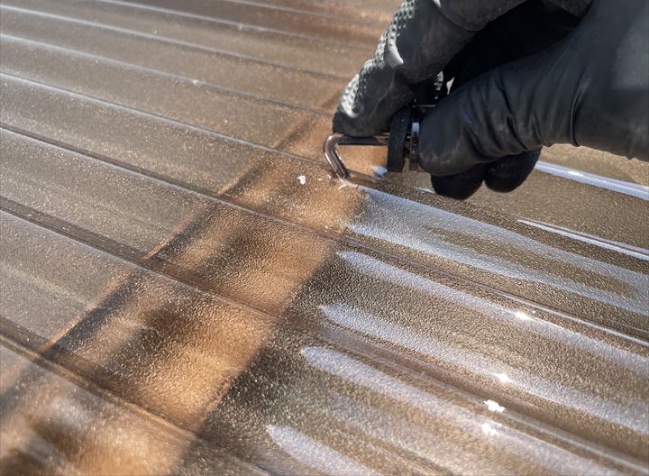 フックを付けている様子