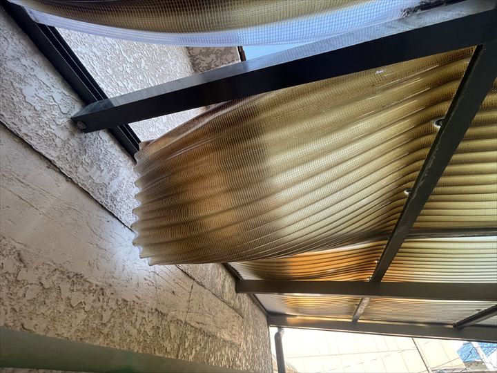 変形している波板を下から見た様子