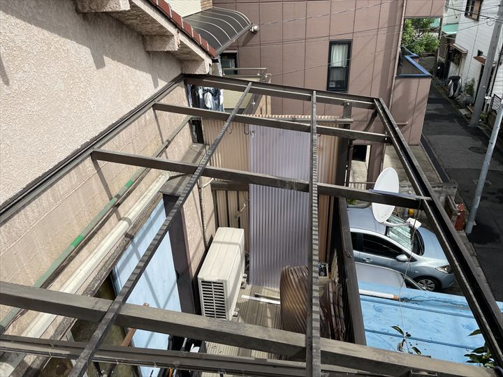 既存の波板撤去の様子