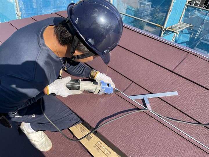 屋根材を加工している様子