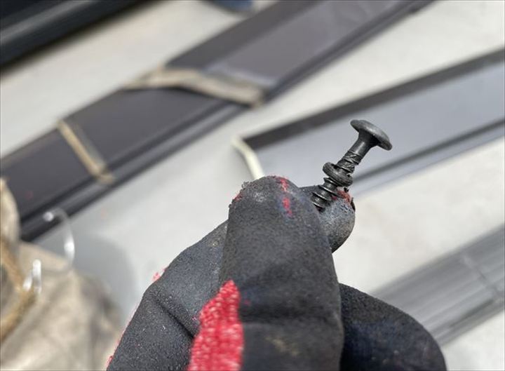 ゴムパッキンのついたビス