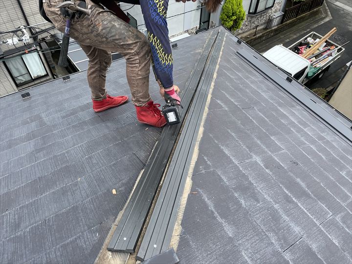 樹脂製貫板の設置の様子