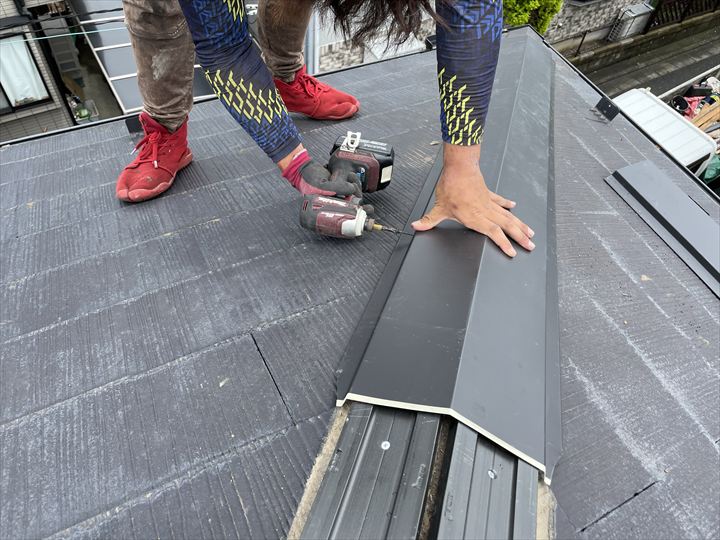 棟板金設置の様子