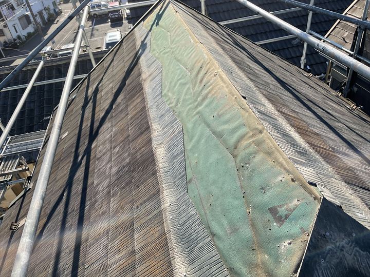 棟板金と既存屋根撤去後の様子