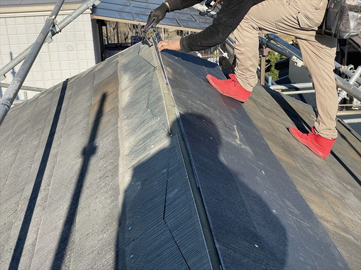 新規屋根材の取りつけの様子