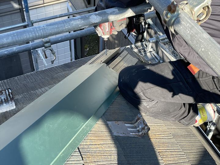 棟板金の下地取り付けの様子