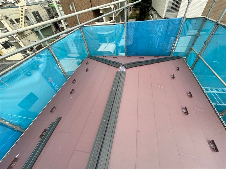 棟板金設置の様子