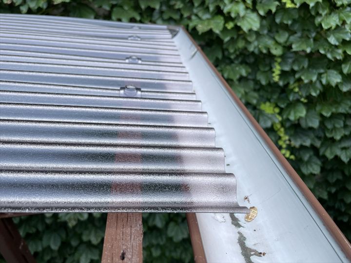 新規波板取り付けの様子