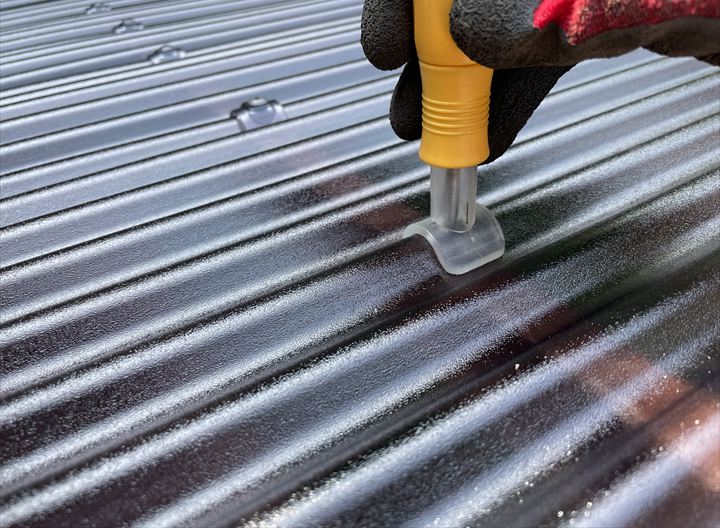 下穴をあけている様子