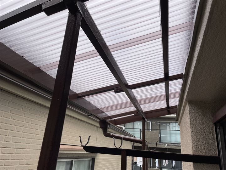 設置した波板を下から見た様子