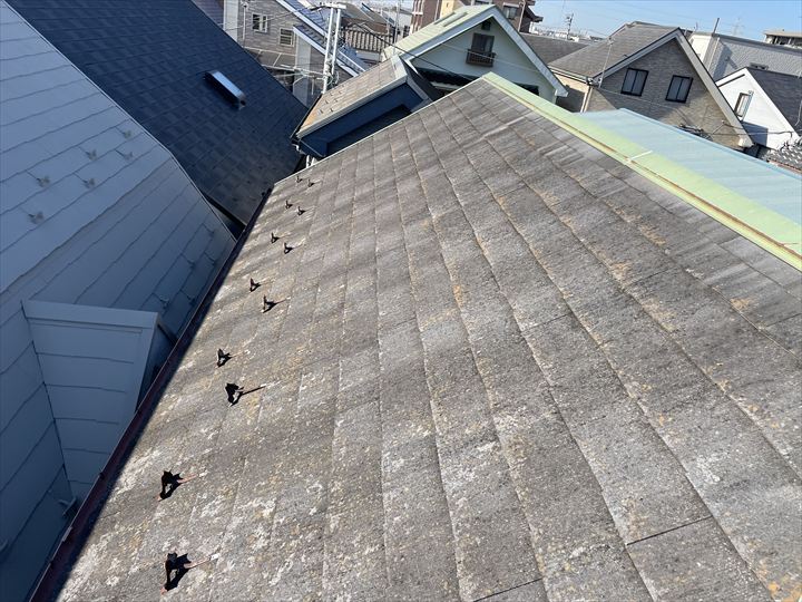 屋根表面の色褪せや剥がれの様子