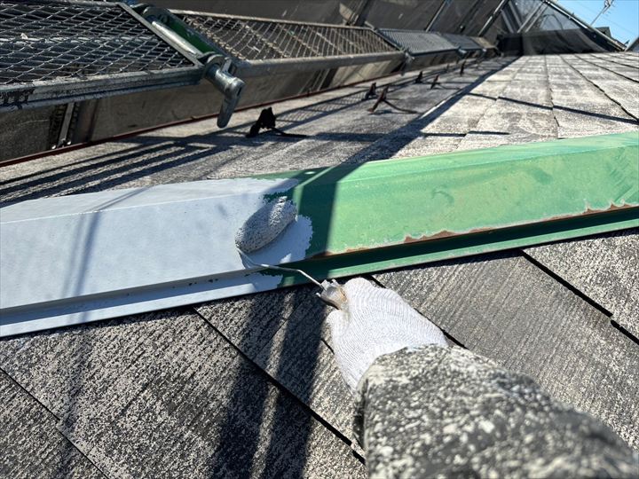 錆止め塗料を塗る様子