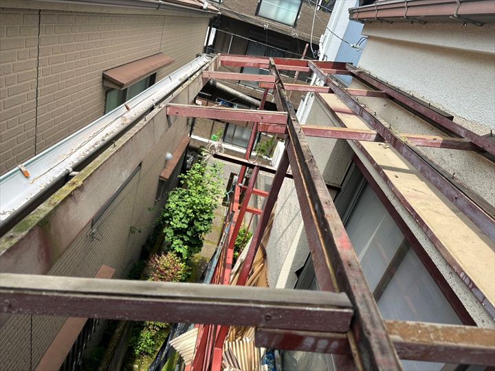 既存の波板撤去の様子