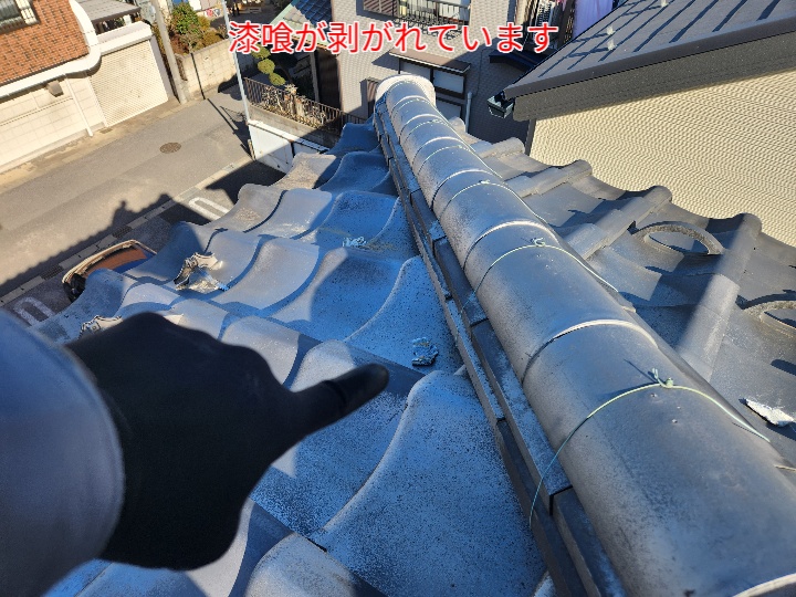瓦屋根の棟の漆喰の剥がれ
