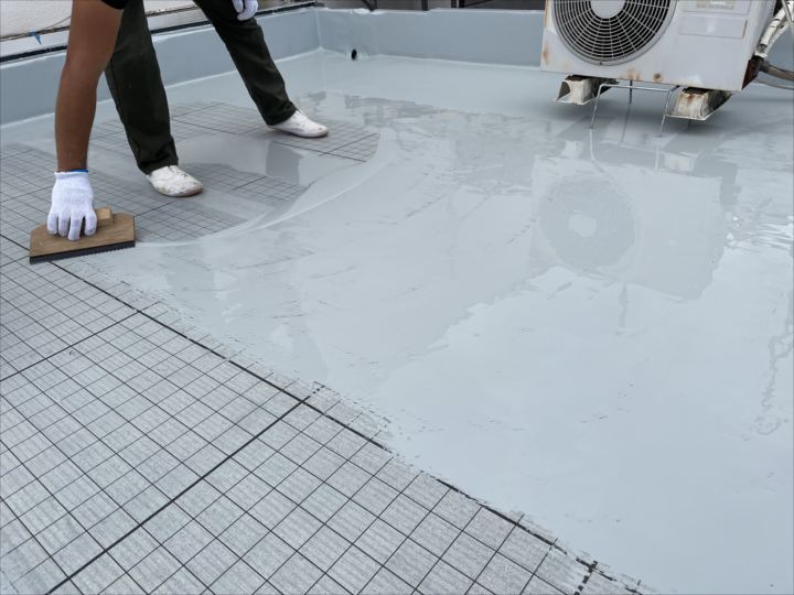 1層目の防水材塗布の様子