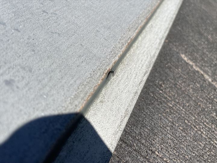 釘が浮いている様子